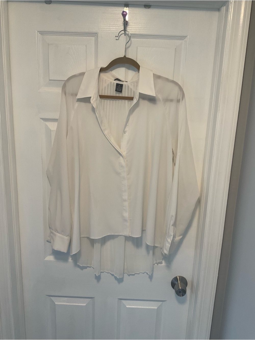 Chelsea $ Theodore White Long Sleeve Collared Button Front Hi/Lo Hem Blouse
